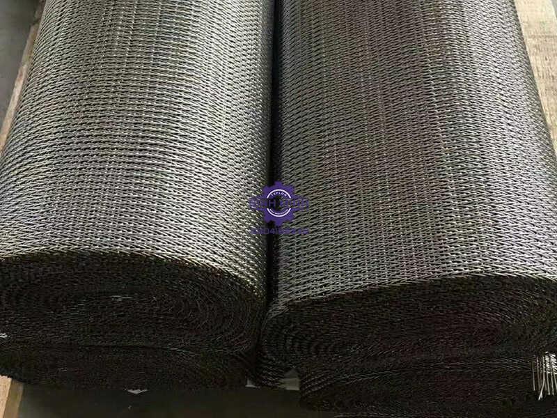 Băng tải lưới xích inox – đặc điểm, vai trò và ứng dụng của thiết bị này